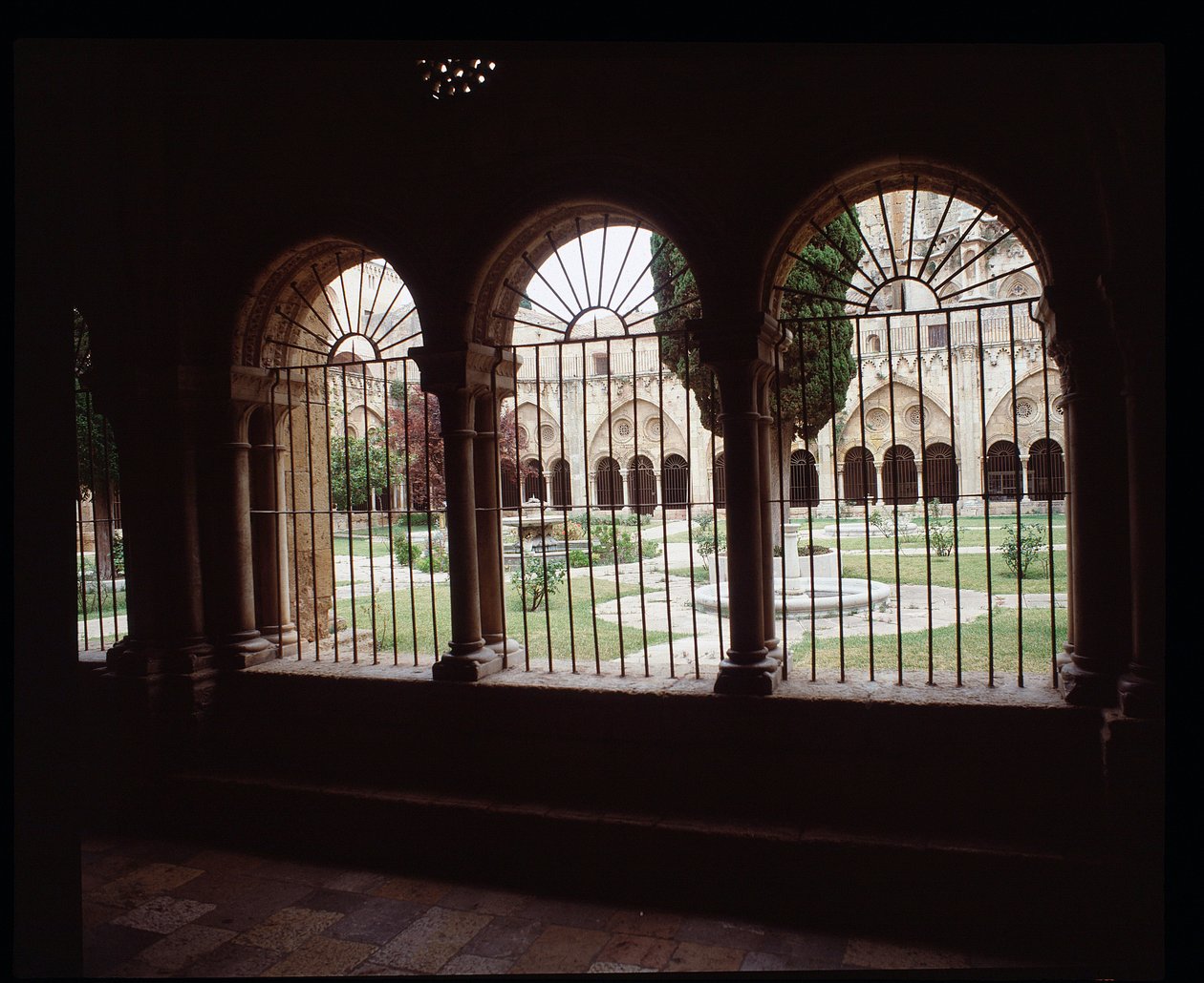 Widok na krużganek katedry Sainte Thecle (Sainte-Thecle) w Tarragona autorstwa Romanesque
