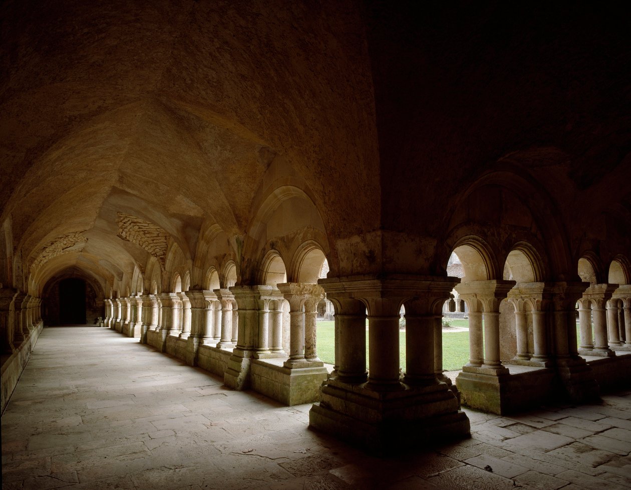 Widok krużganka opactwa cysterskiego założonego w XII wieku. autorstwa Romanesque