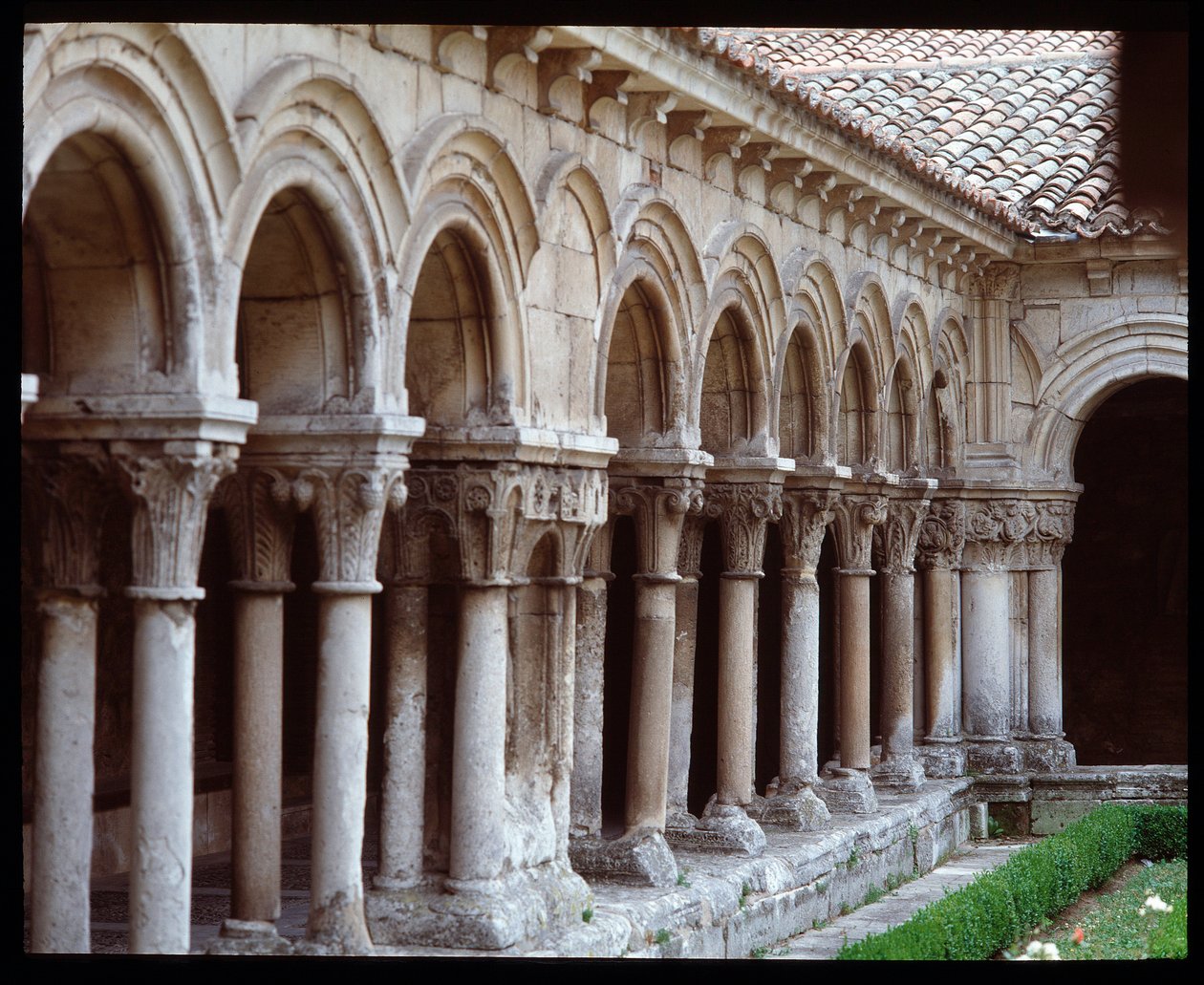 Widok na krużganek Królewskiego Klasztoru Las Huelgas de Burgos autorstwa Romanesque