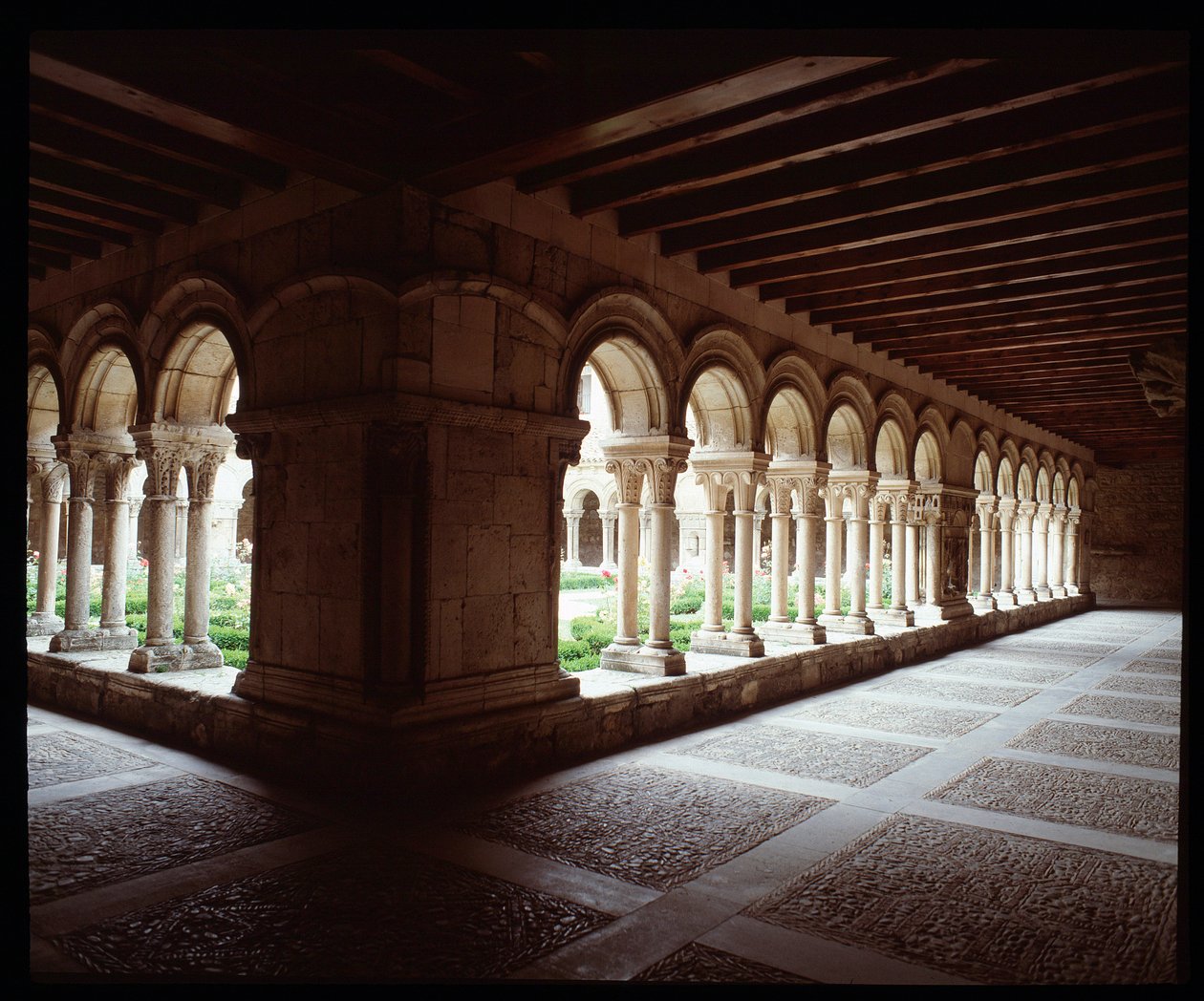 Widok na krużganek Królewskiego Klasztoru Las Huelgas de Burgos autorstwa Romanesque