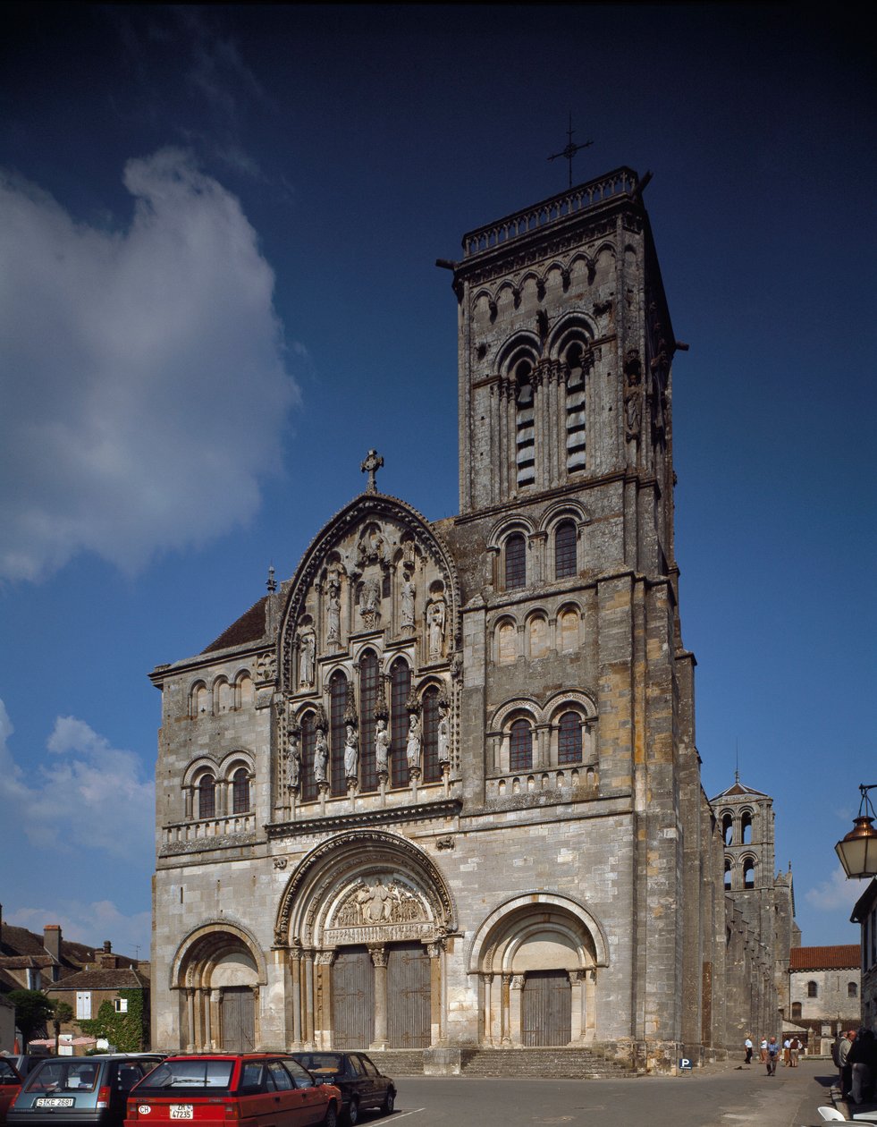 Widok na elewację. Bazylika Santa Maria Magdalene (Sainte Marie Madeleine (1096-1106), Vezelay, Yonne autorstwa Romanesque