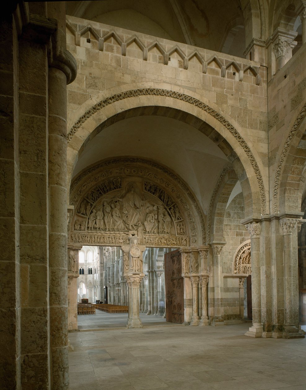 Widok na narteks i środkową błonę bębenkową przedstawiające misję apotrów. Bazylika Santa Maria Magdalene (Sainte Marie Madeleine (1096-1106), Vezelay, Yonne autorstwa Romanesque