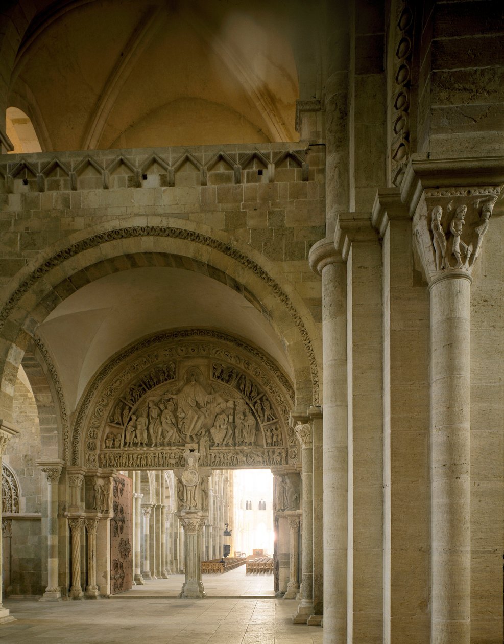 Widok na narteks i środkową błonę bębenkową przedstawiające misję apotrów. Bazylika Santa Maria Magdalene (Sainte Marie Madeleine (1096-1106), Vezelay, Yonne autorstwa Romanesque