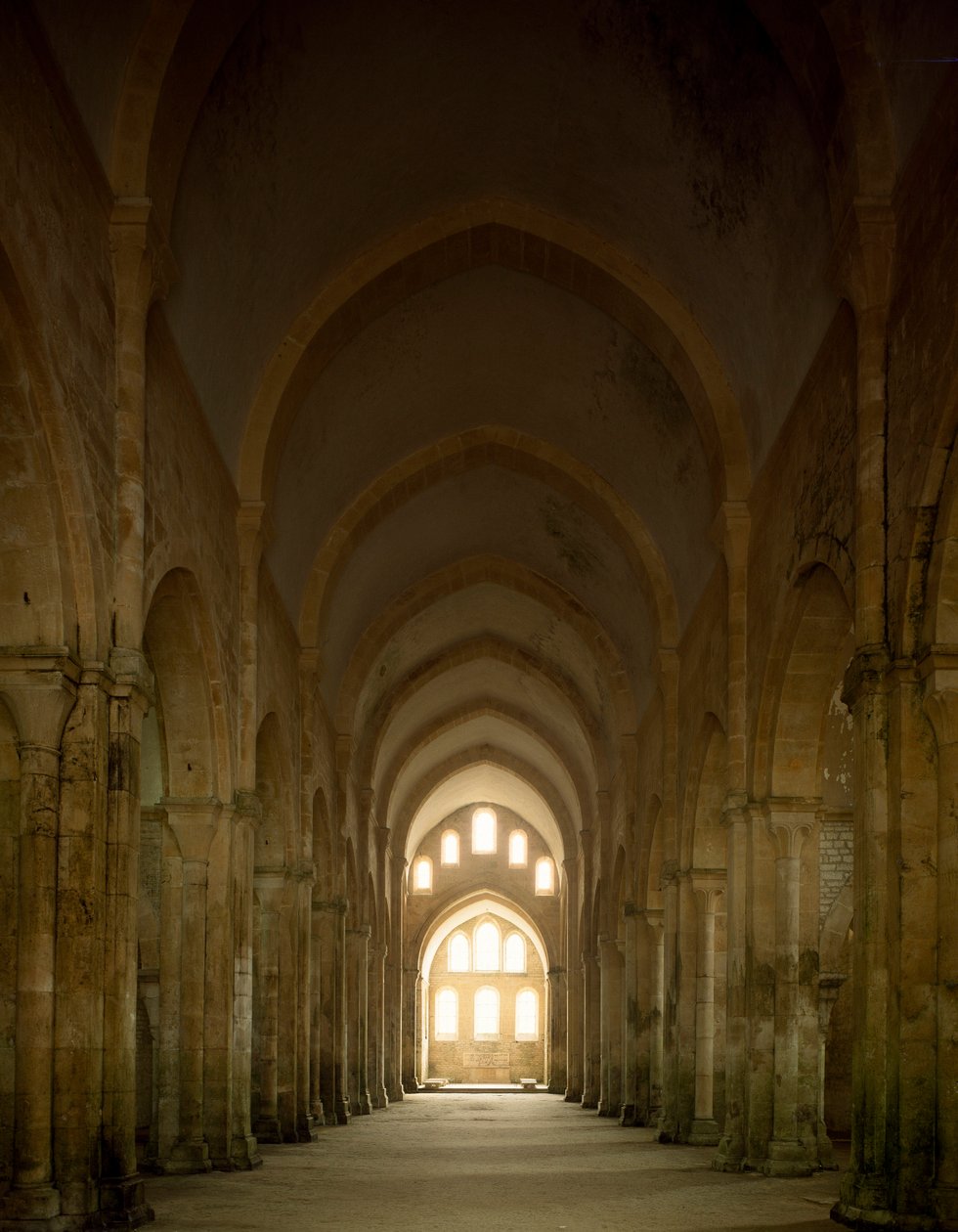 Widok na nawę kościoła opactwa cysterskiego założonego w XII wieku. autorstwa Romanesque