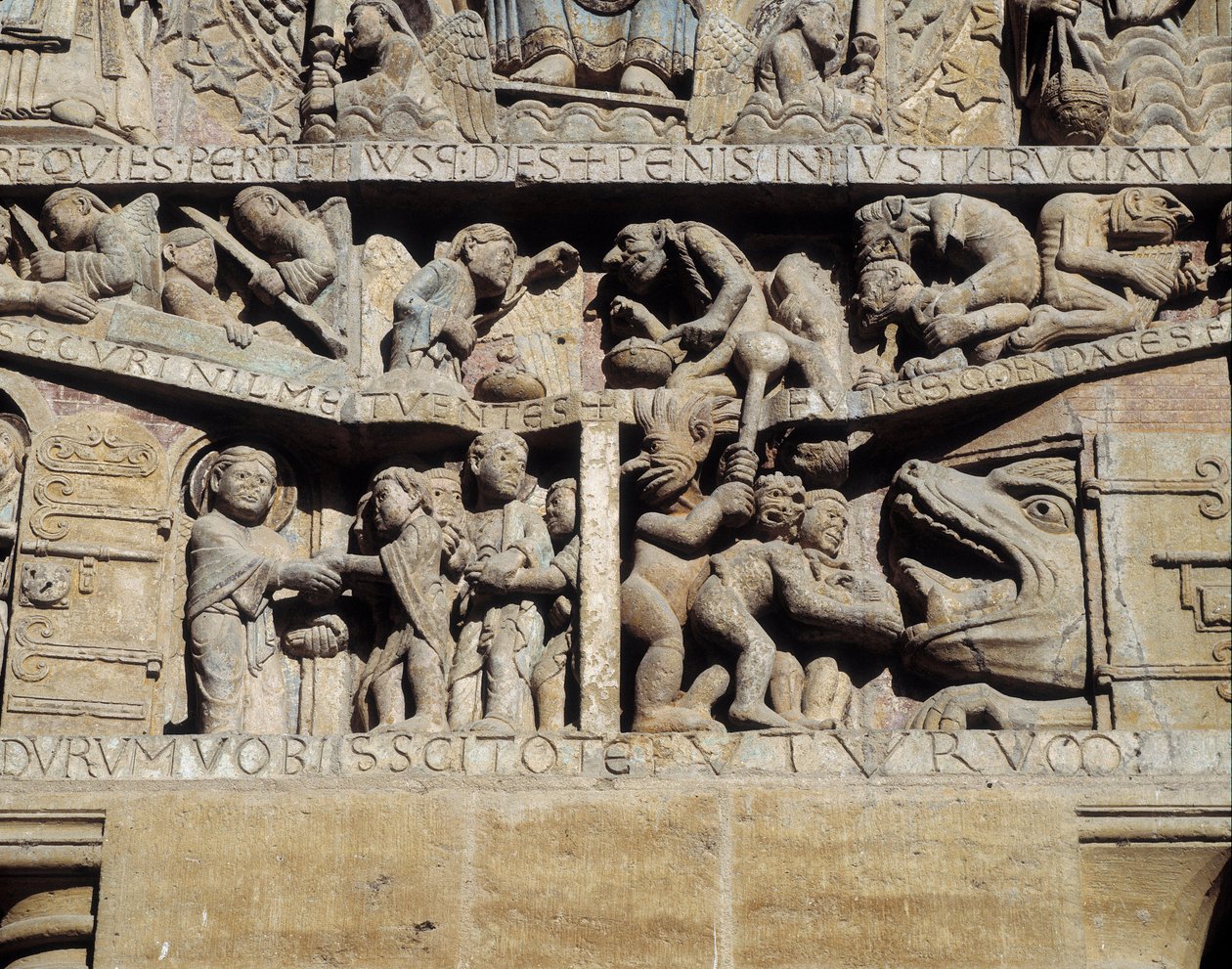 Widok tympanonu sądu ostatecznego, fragment piekła (rzeźba) autorstwa Romanesque