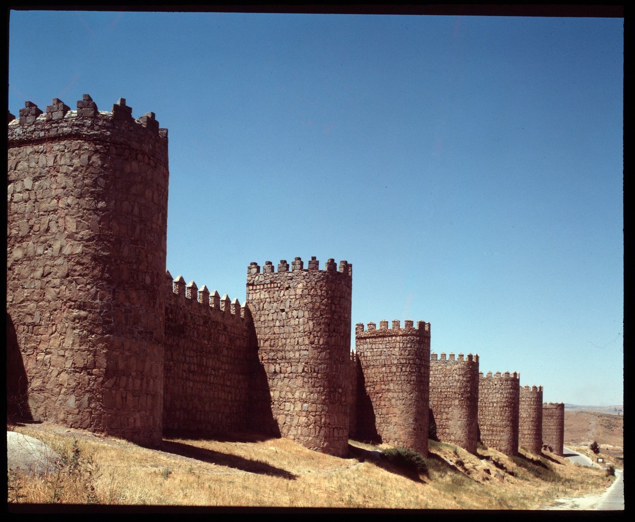 Widok na mury Avila, Hiszpania (Widok na mury Avila, Hiszpania) autorstwa Romanesque