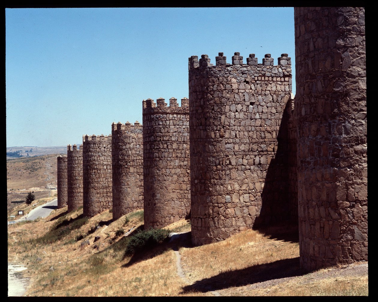 Widok na mury Avila, Hiszpania (Widok na mury Avila, Hiszpania) autorstwa Romanesque