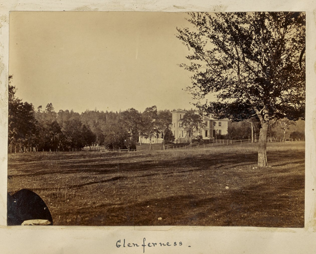 Glenferness autorstwa Ronald Ruthven Leslie Melville