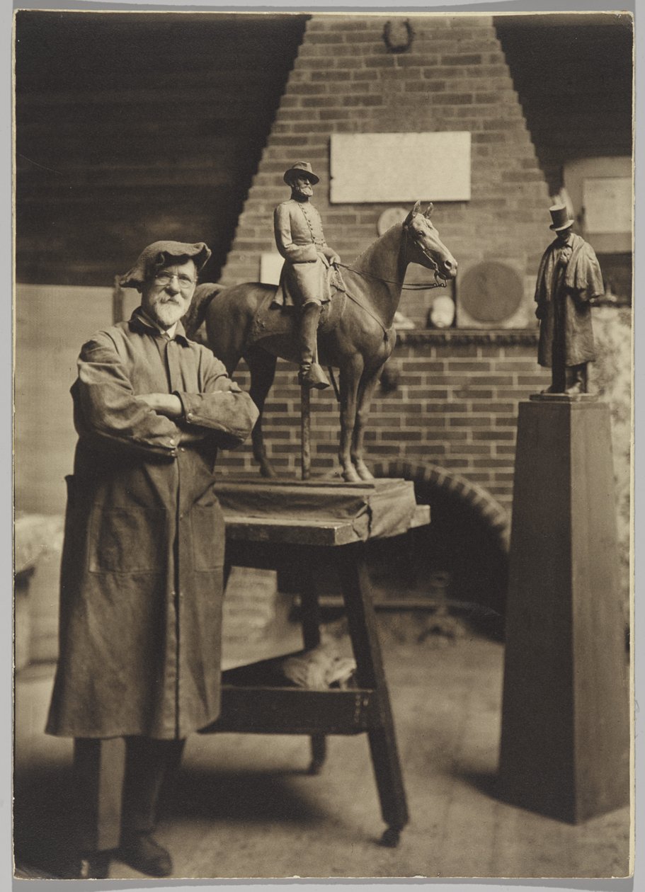W studiu, Cyrus Dallin (zdjęcie czarno-białe) autorstwa Ross W. Baker
