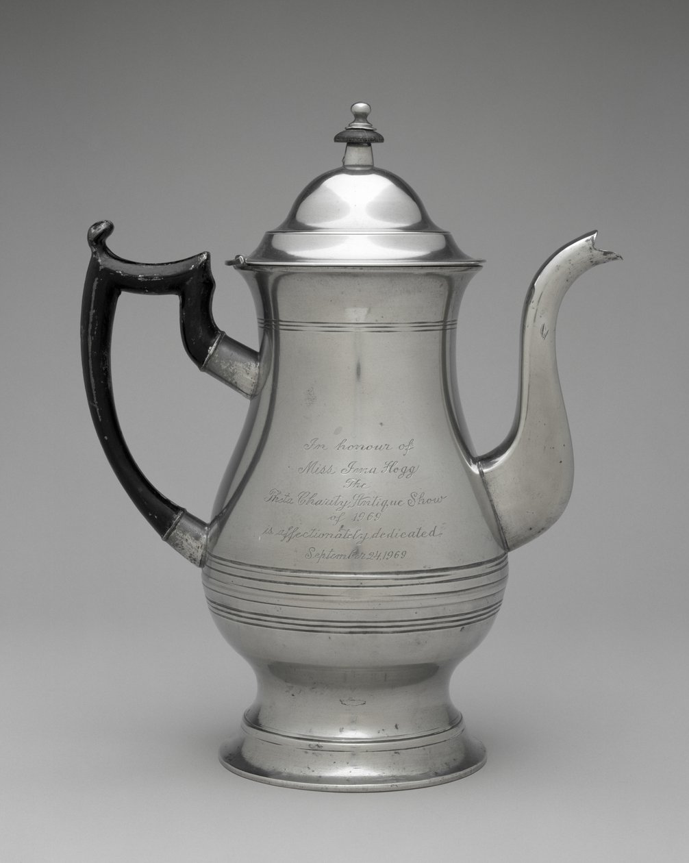 Czajnik lub Czajniczek 1830-1870 (cyna, niezidentyfikowane drewno) autorstwa Roswell (attr.to) Gleason