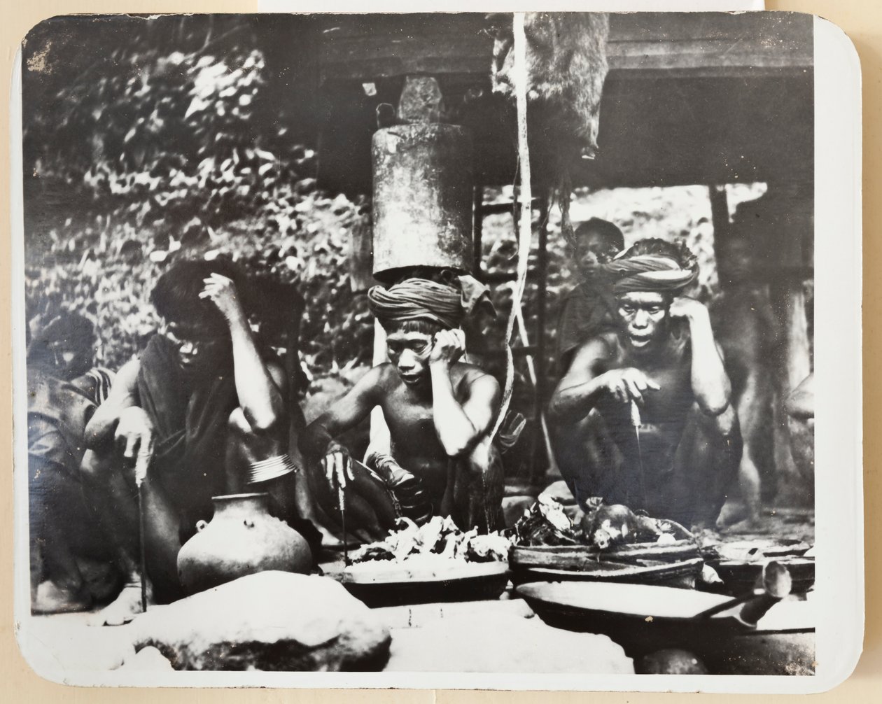 Kapłani Ifugao podczas ceremonii religijnej, 1910 r. (zdjęcie czarno-białe) autorstwa Roy Barton