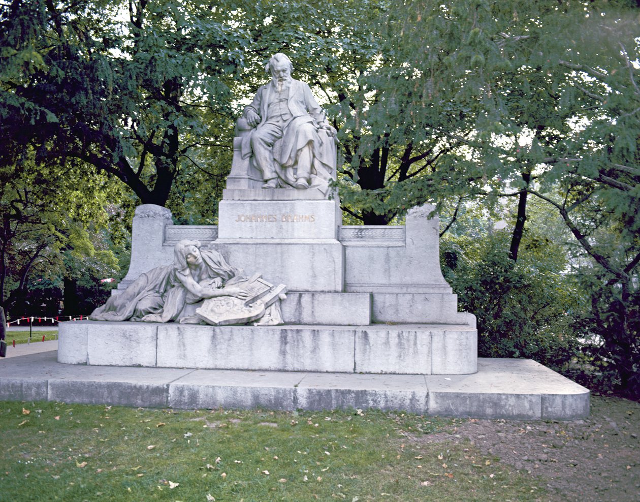 Pomnik Johannesa Brahmsa (1833-97) 1908 (marmur) autorstwa Rudolf von Weyr