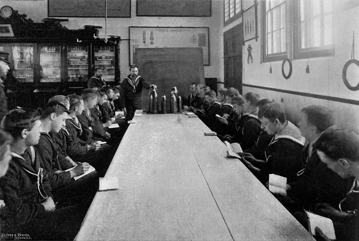 Klasa marynarzy uczących się amunicji, Whale Island, Portsmouth, Hampshire, 1896 autorstwa Russell and Sons