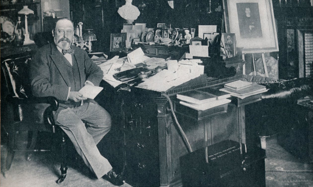 Król Edward VII w swoim gabinecie w Marlborough House, Londyn, c1904 1911 autorstwa Russell and Sons