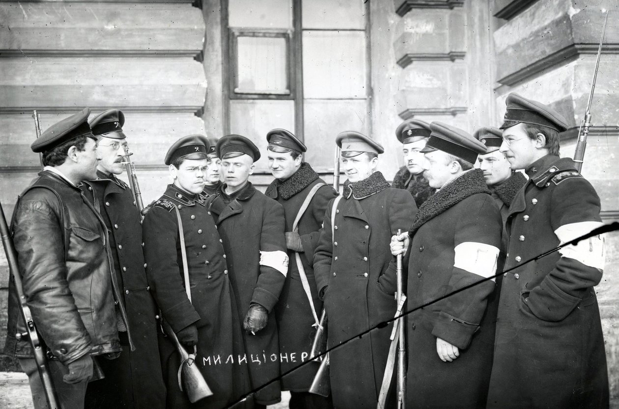 Grupa studentów działających jako milicjanci, Petersburg, 1917 autorstwa Russian Photographer