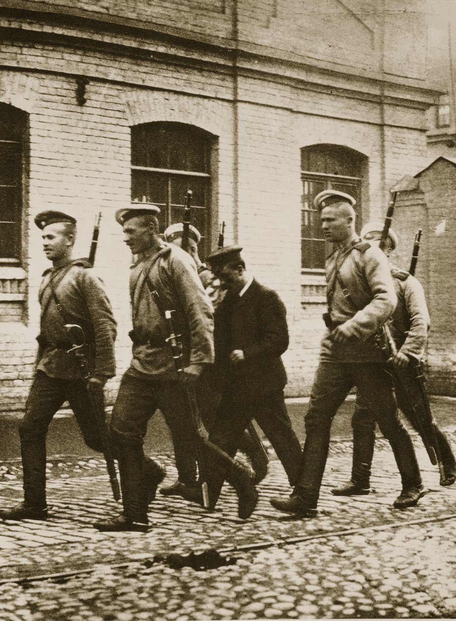Patrol ścigający podejrzanych po buncie w Viborgu na obrzeżach Petersburga (zdjęcie w sepii) autorstwa Russian Photographer