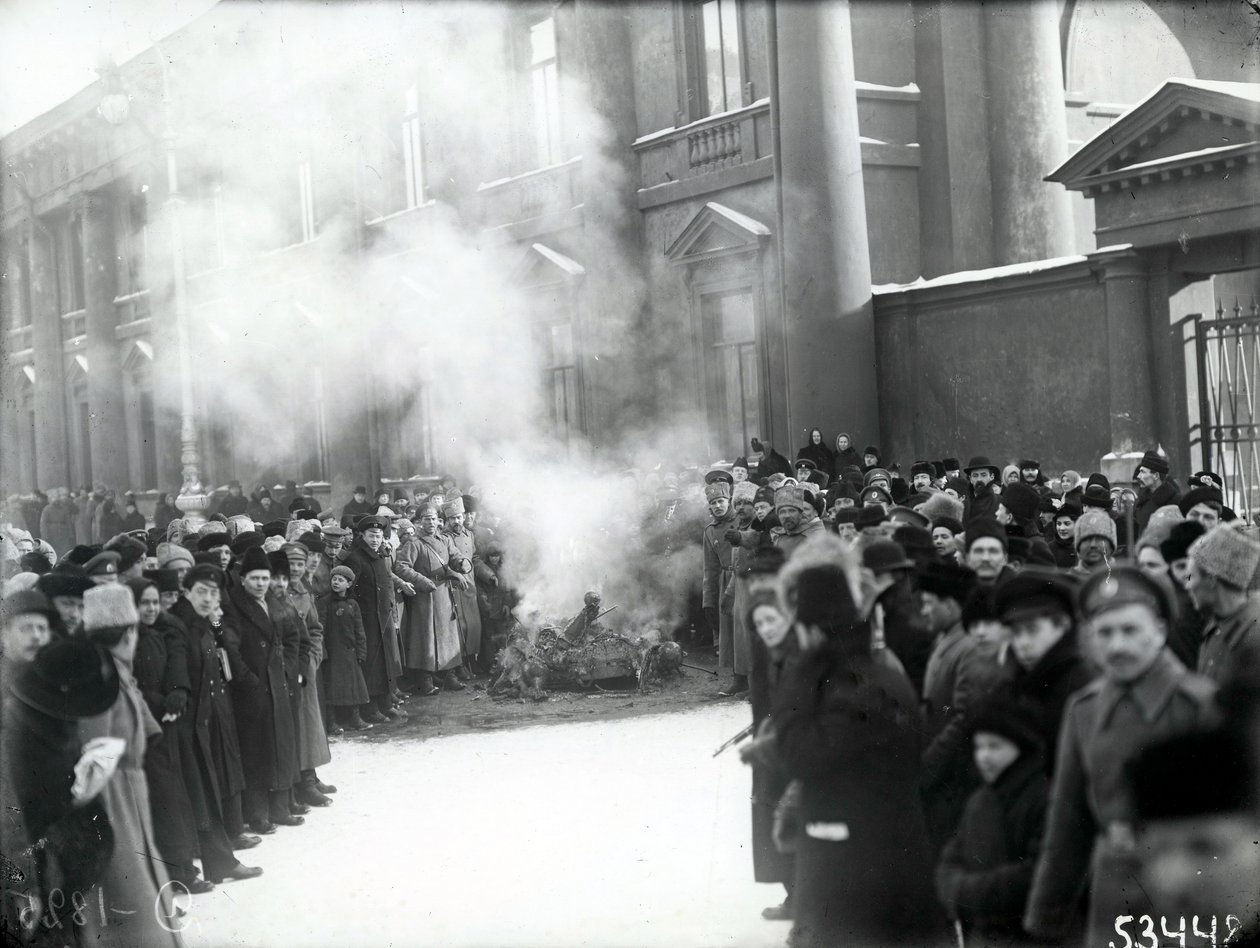 Spalenie herbu carów na Newskim Prospekcie w pobliżu siedziby cesarza, Petersburg, 1917 autorstwa Russian Photographer