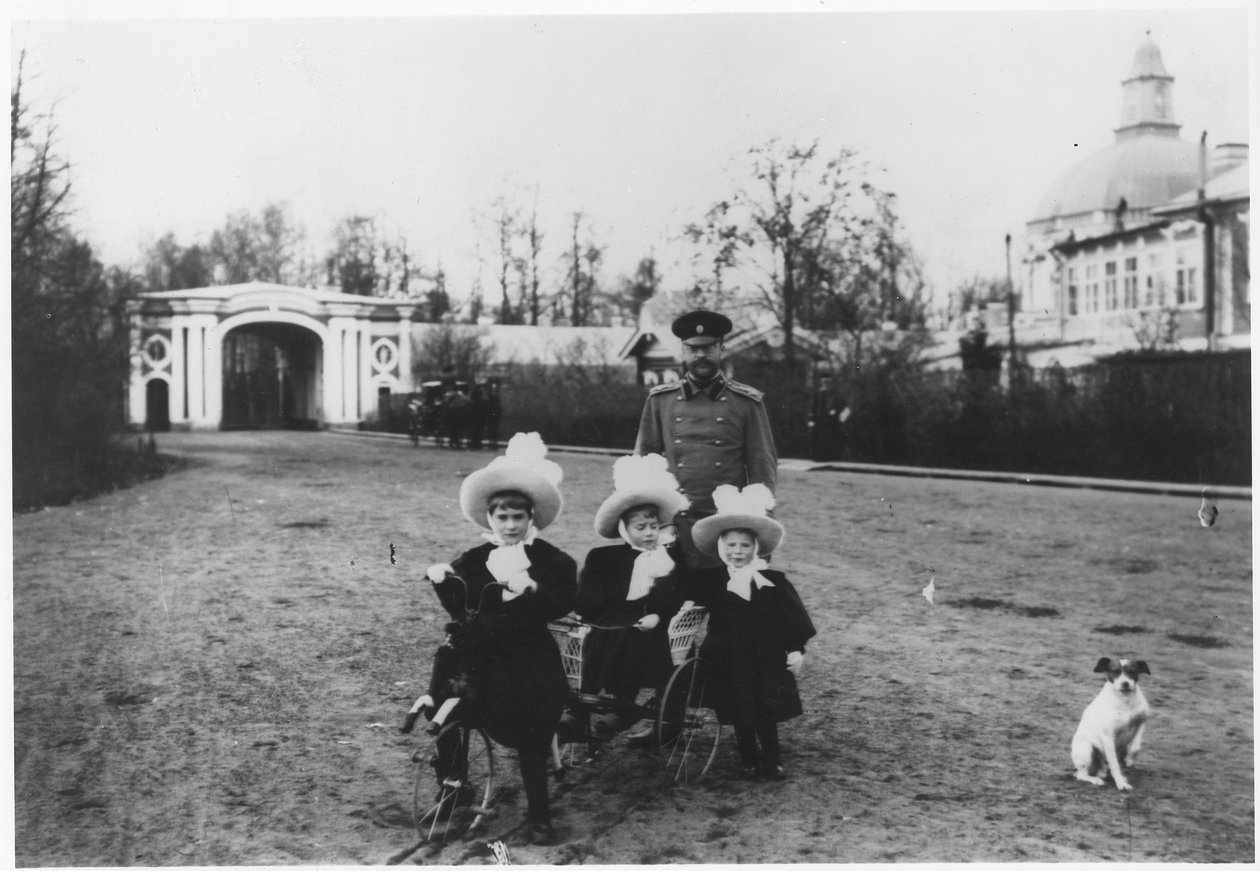 Karol Michał, książę Meklemburgii-Strelitz z trzema siostrzenicami, Katią, Menką i Taszą, w pałacu Oranienbaum koło Petersburga, ok. 1898 r. autorstwa Russian Photographer
