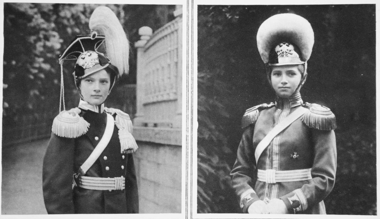 Naczelny pułkownik rosyjskich ułanów: wielka księżna Tatiana i naczelny pułkownik rosyjskich grenadierów konnych: wielka księżna Marie, z The Illustrated War News (zdjęcie w sepii) autorstwa Russian Photographer