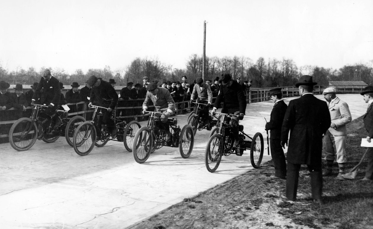 Uczestnicy wyścigu motocyklowych trójkołowców w Sankt Petersburgu, ok. 1899 r. autorstwa Russian Photographer
