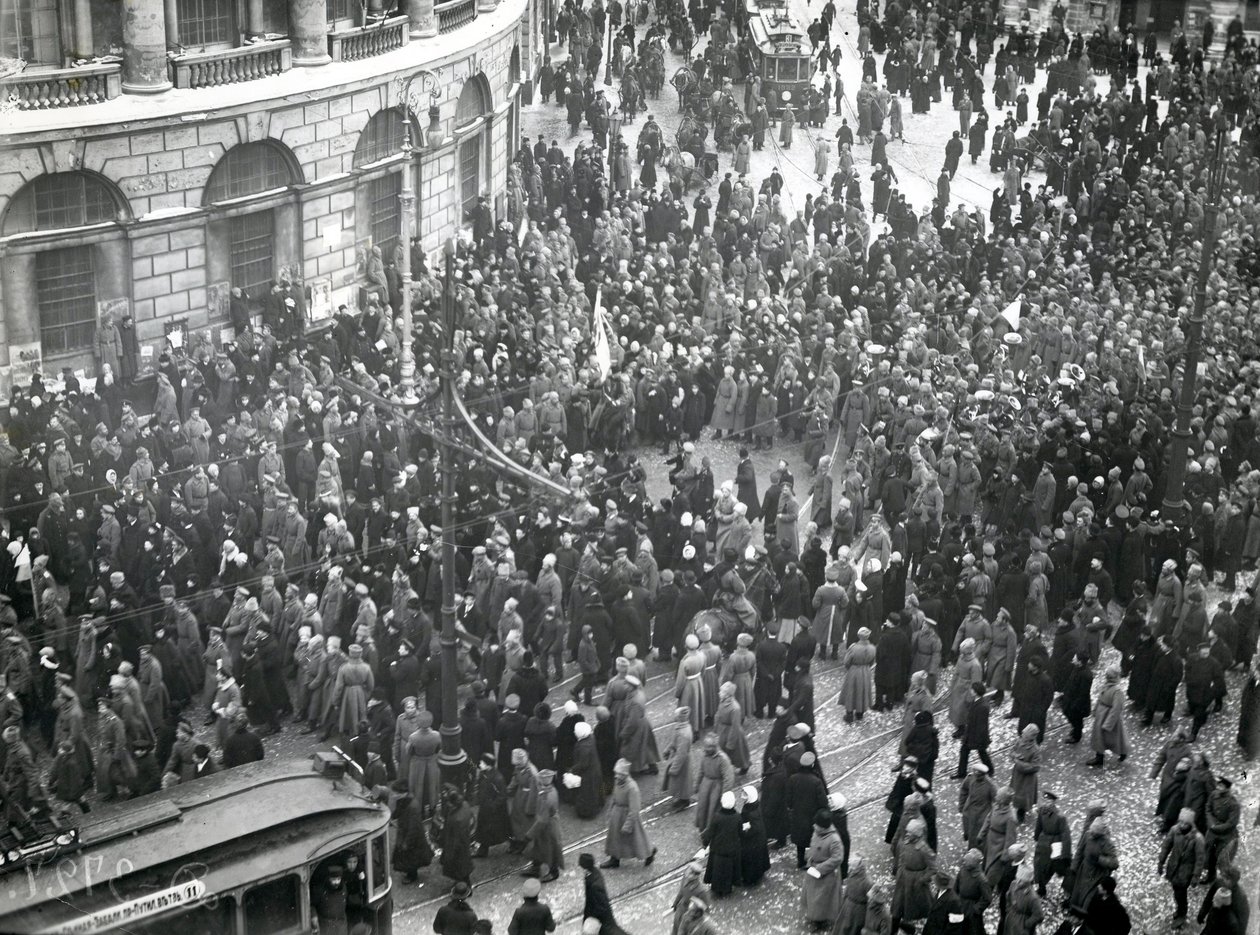 Demonstracja w Bibliotece Publicznej na Newskim Prospekcie w Petersburgu, 20-21 kwietnia 1917 r. autorstwa Russian Photographer