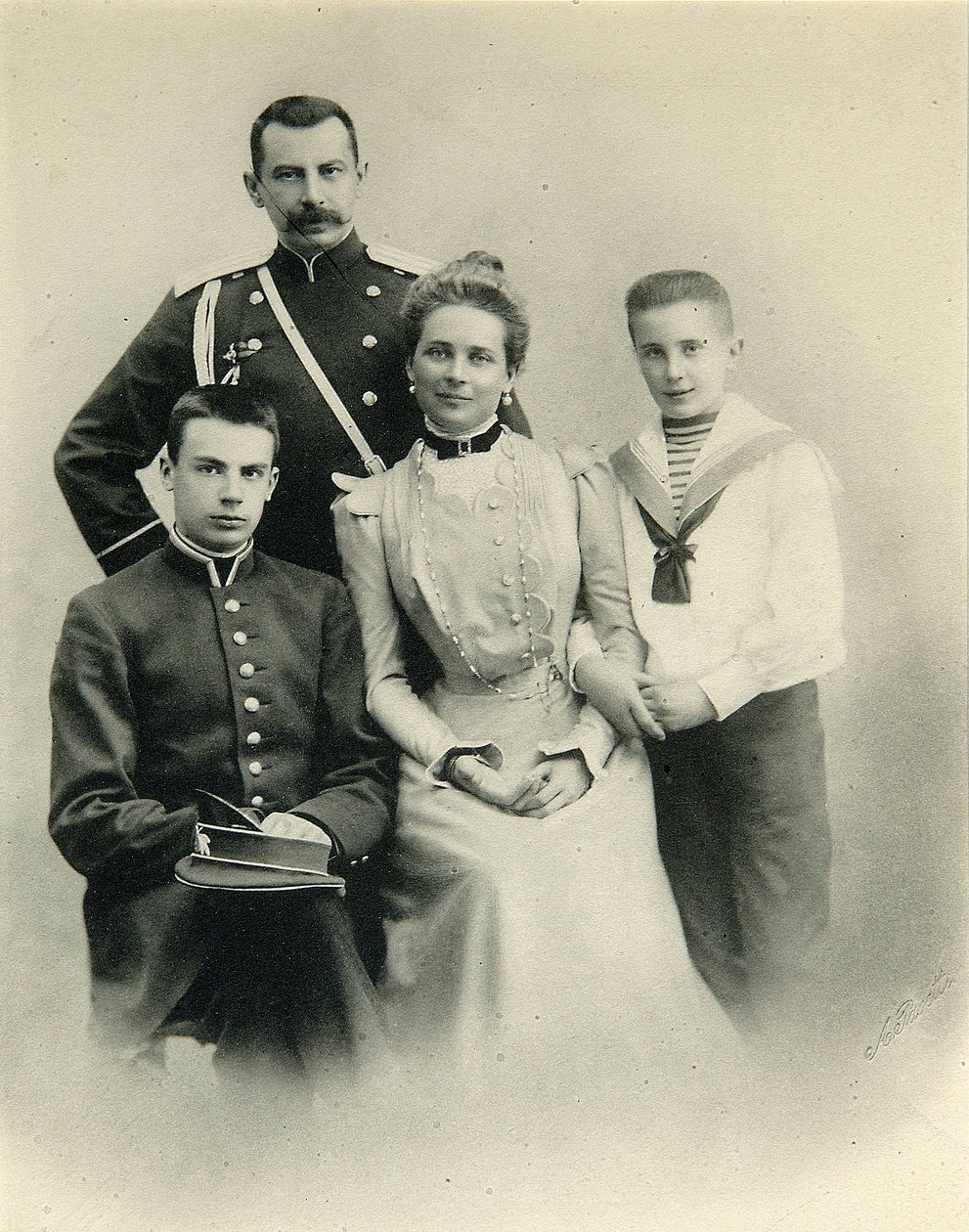 Portret rodzinny księżniczki Zenaidy Jusupowej, hrabiego Feliksa Sumarokowa-Elstona oraz synów Nikołaja i Feliksa, z pracowni A. Pasettiego autorstwa Russian Photographer
