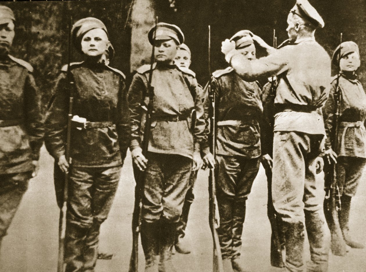 Członkowie 1. Rosyjskiego Batalionu Śmierci Kobiet, 1917 (zdjęcie w sepii) autorstwa Russian Photographer