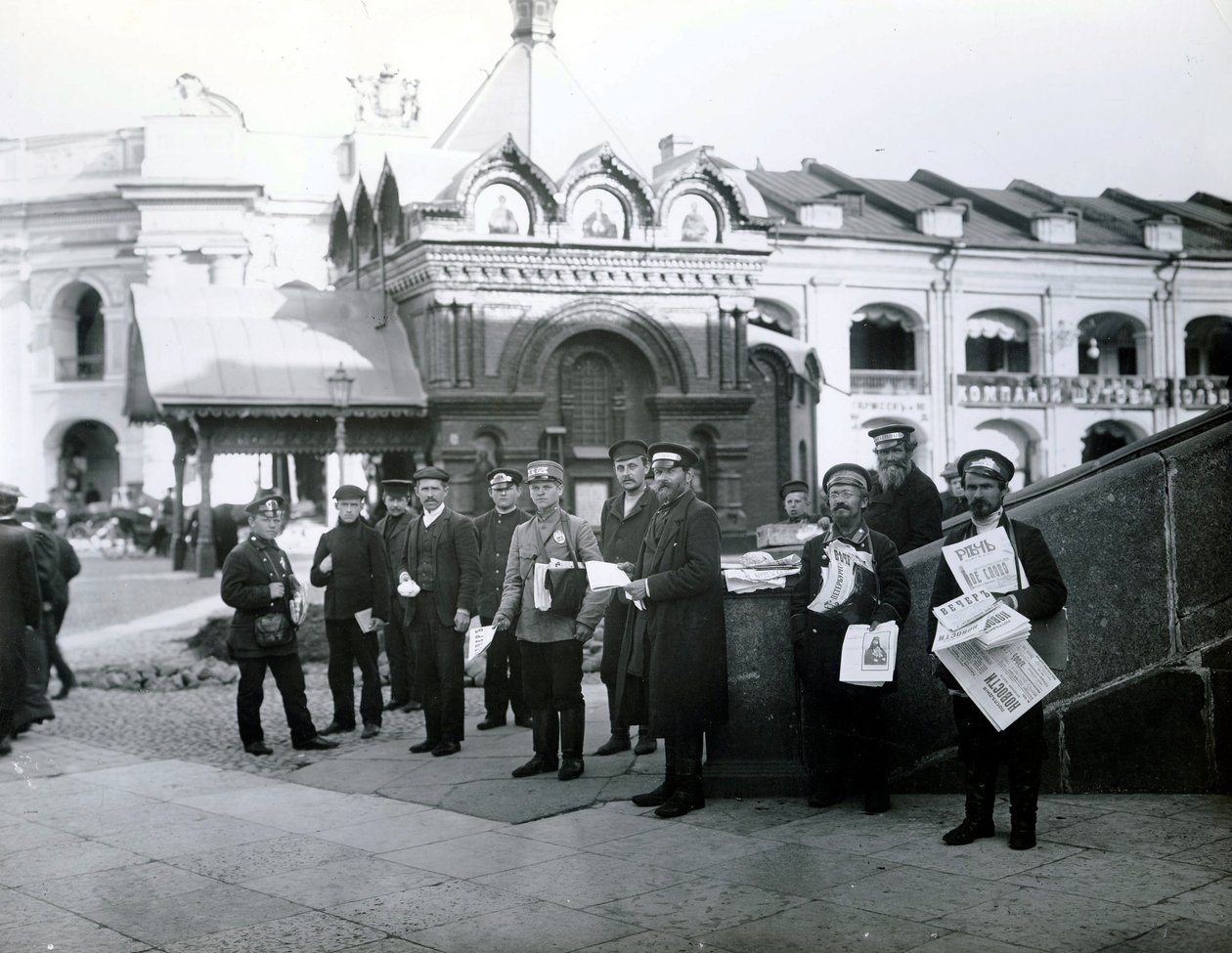 Sprzedawcy gazet w Petersburgu, 1913 r. autorstwa Russian Photographer