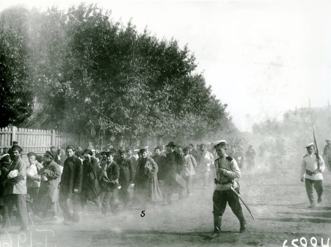 Eskortowanie więźniów politycznych przez Petersburg, 1906 autorstwa Russian Photographer