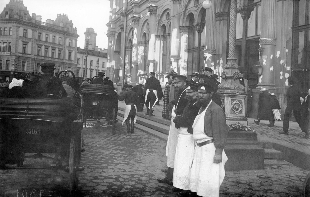 Tragarze i pasażerowie przed dworcem Mikołaja, Newski Prospekt, Sankt Petersburg, 1913 autorstwa Russian Photographer