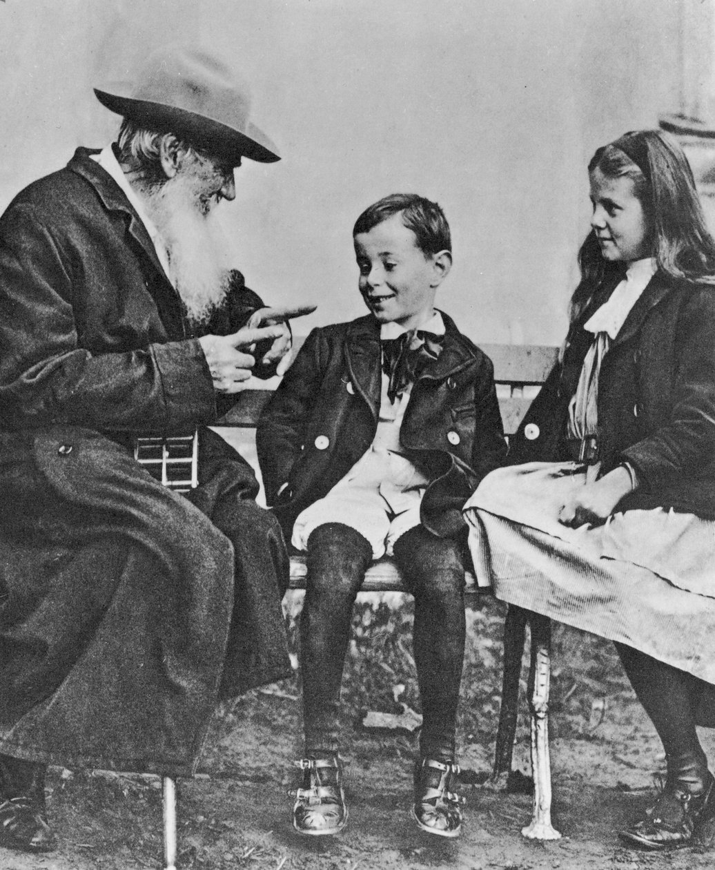 Portret Lwa Nikołajewicza Tołstoja (1828-1910) z wnukami (zob. też 105767) autorstwa Russian Photographer