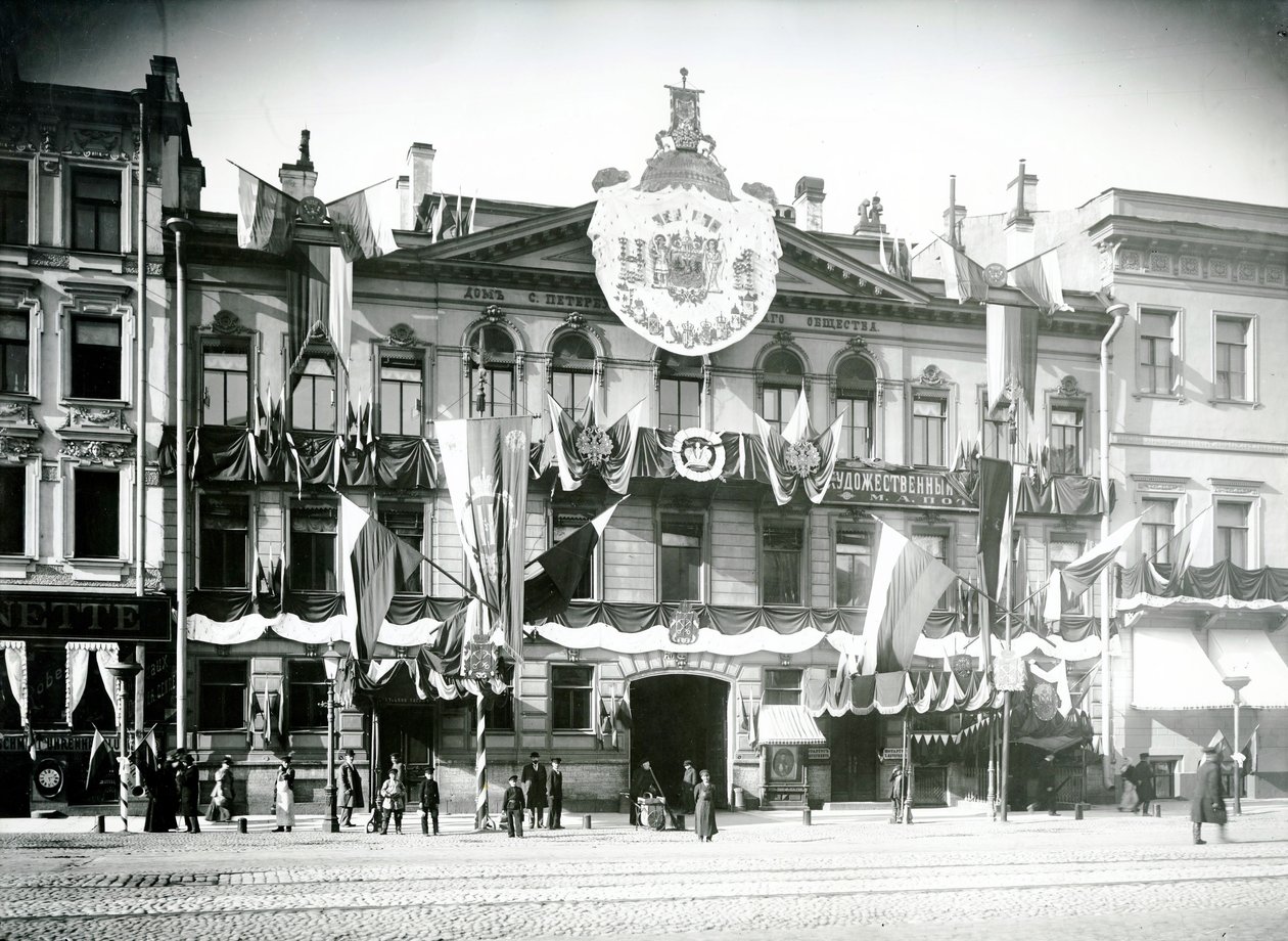 Lokal petersburskiego stowarzyszenia kupieckiego udekorowany z okazji koronacji Mikołaja II, 1896 r. autorstwa Russian Photographer