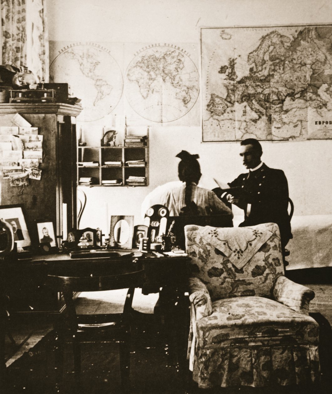Księżniczka Sophie Trubetskoy ze swoim nauczycielem, połowa lat 90. XIX wieku (zdjęcie w sepii) autorstwa Russian Photographer