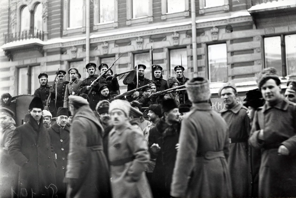 Rewolucyjni żołnierze i marynarze na ulicach Piotrogrodu, luty 1917 autorstwa Russian Photographer