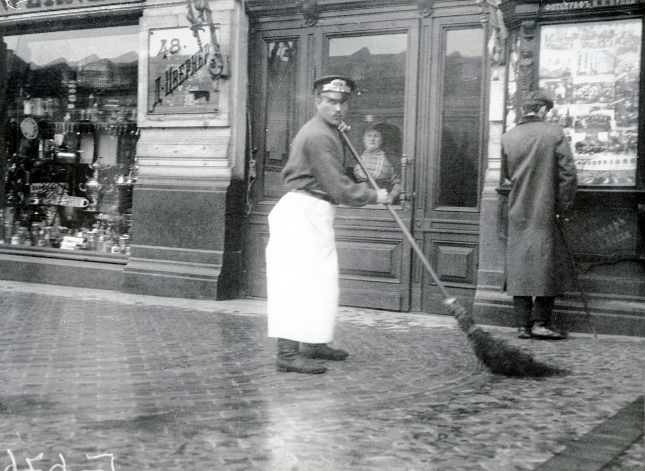 Zamiatacz dróg na Newskim Prospekcie, Petersburg, 1913 autorstwa Russian Photographer