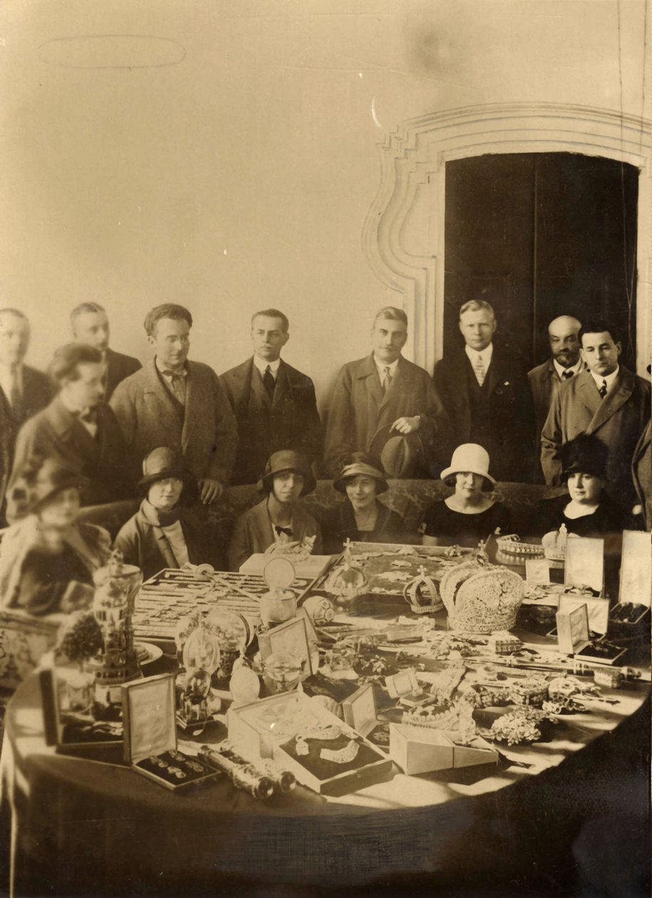 Rosyjskie klejnoty koronne przygotowywane do sprzedaży za granicą, 1925 autorstwa Russian Photographer