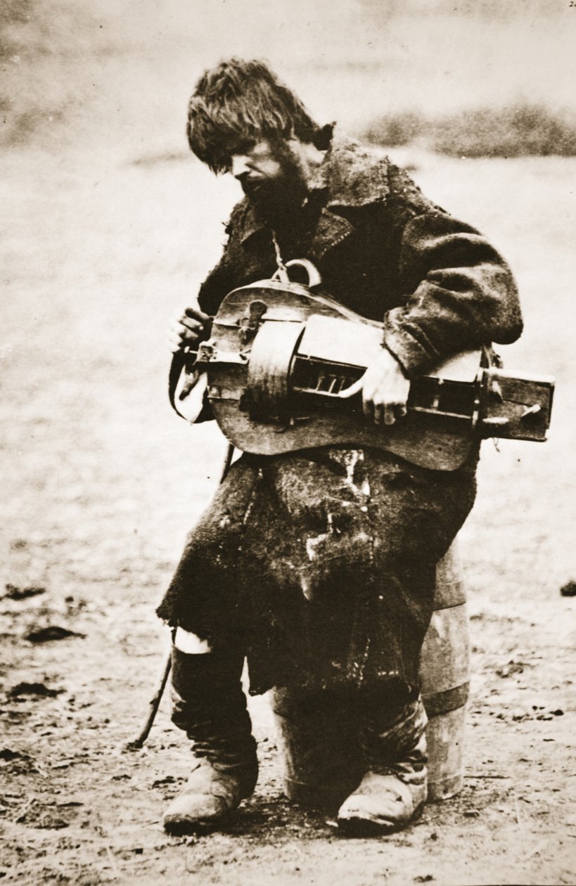 Rosyjski chłop grający na lirze korbowej, ok. 1880 (zdjęcie w sepii) autorstwa Russian Photographer