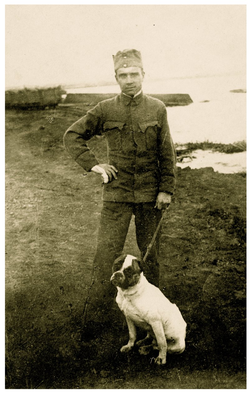 Rosyjski żołnierz z psem, 1914-18 autorstwa Russian Photographer