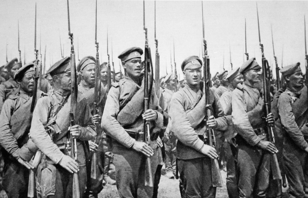 Rosjanie dopingują króla Jerzego: Piechota naszych dzielnych sojuszników honorujących ten kraj i jego Władcę, z The Illustrated War News autorstwa Russian Photographer