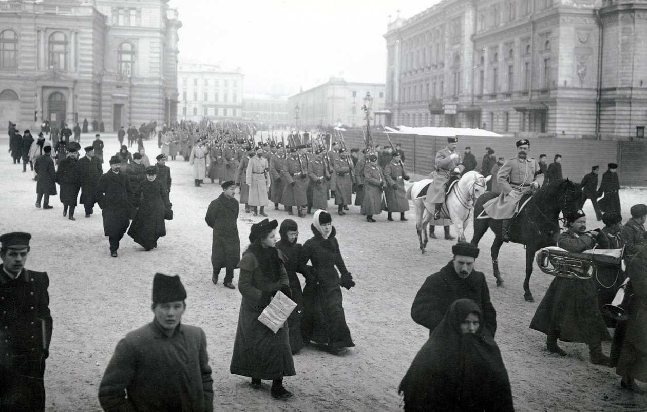 Żołnierze wyjeżdżający na front, Petersburg, 1917 r. autorstwa Russian Photographer