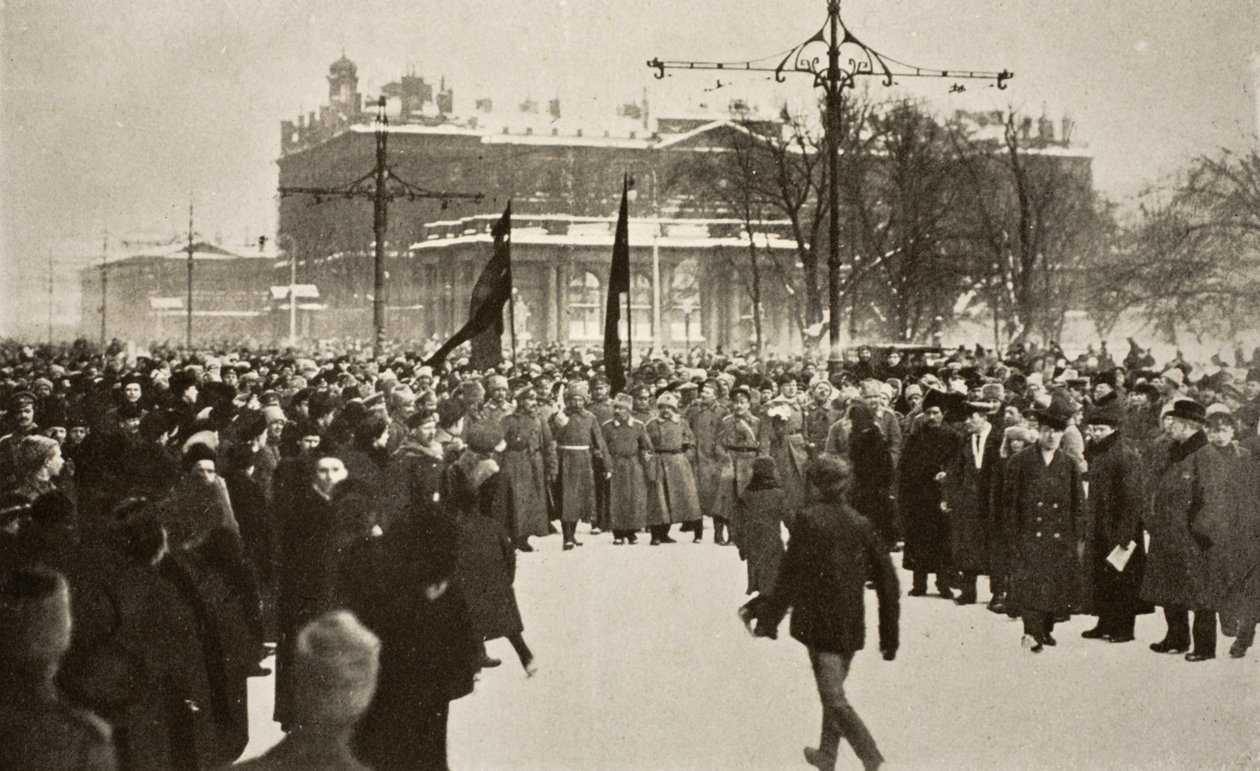 Żołnierze z czerwonymi flagami na czele ogromnego tłumu na Newskim Prospekcie, marzec 1917 r. autorstwa Russian Photographer