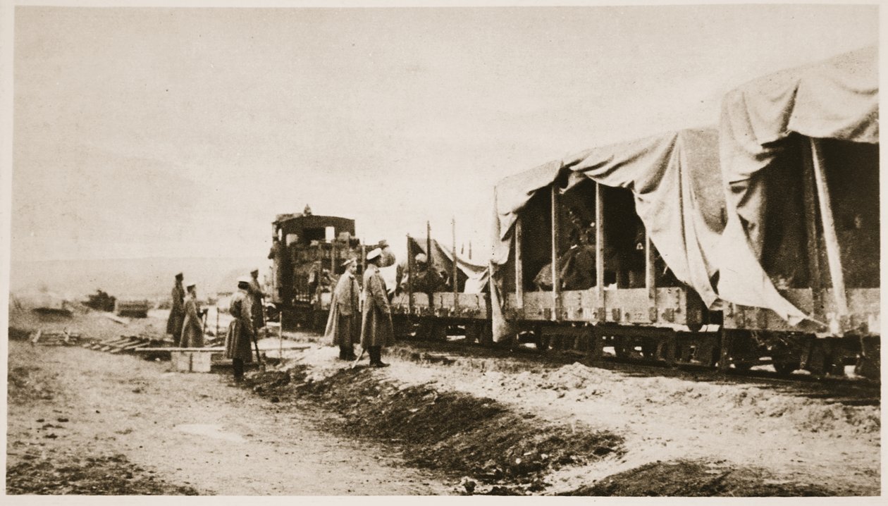 Obiekty podróżne armii rosyjskiej dla korespondentów wojennych: dziennikarze pracujący w jednym ze swoich specjalnych pociągów, z The Illustrated War News autorstwa Russian Photographer