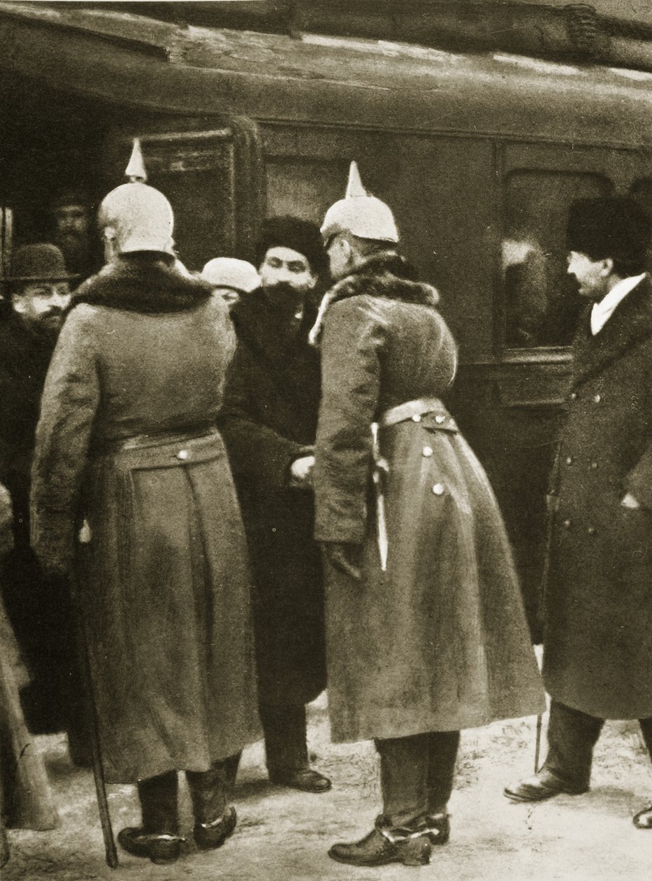 Trocki i rosyjscy delegaci powitani przez niemieckich oficerów w Brześciu Litewskim, grudzień 1917 (zdjęcie w sepii) autorstwa Russian Photographer