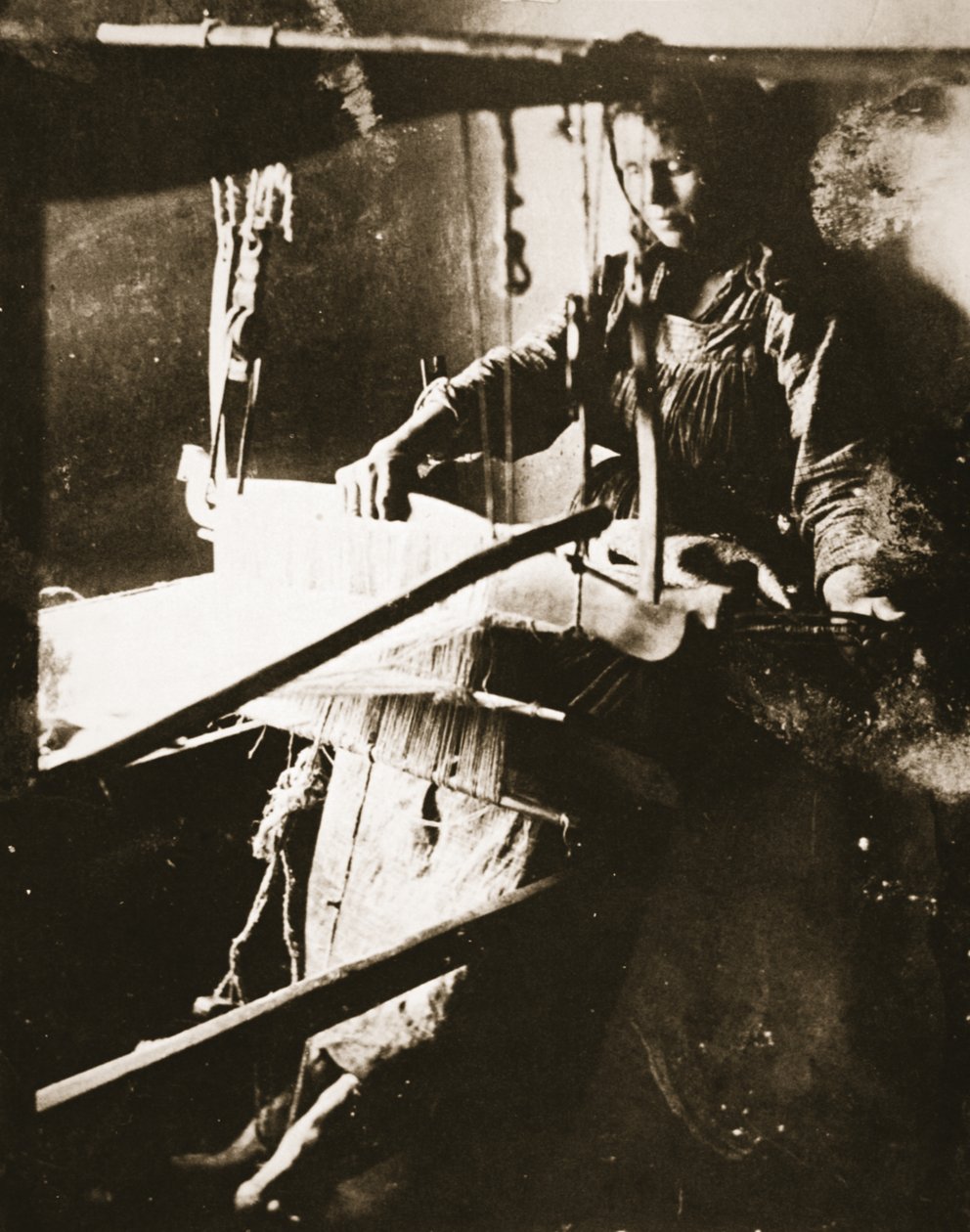 Kobieta przy krośnie, Środkowa Wołga, ok. 1885 (zdjęcie w sepii) autorstwa Russian Photographer
