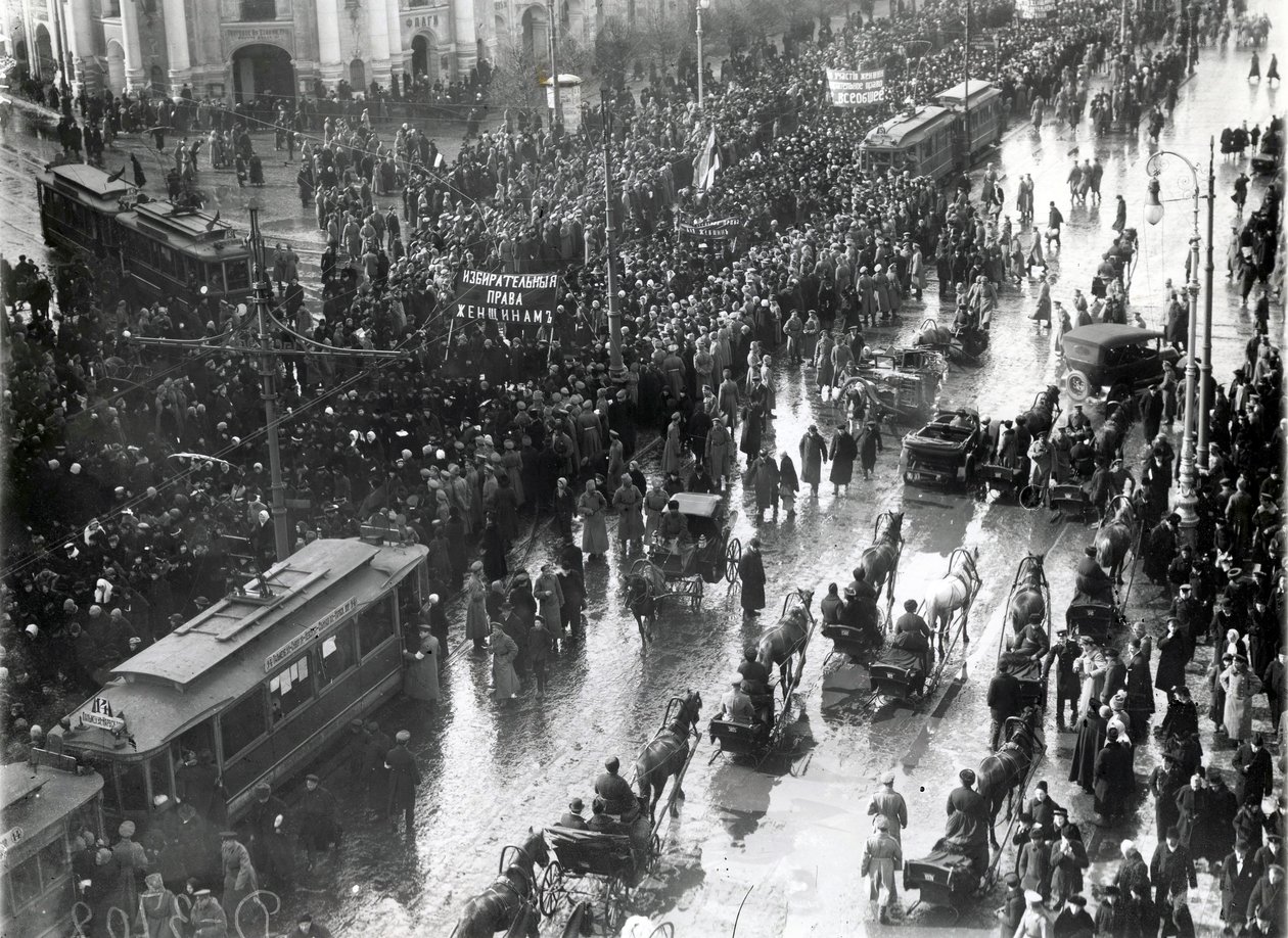 Kobiety podczas demonstracji na Newskim Prospekcie, Sankt Petersburg, 1917 r. autorstwa Russian Photographer