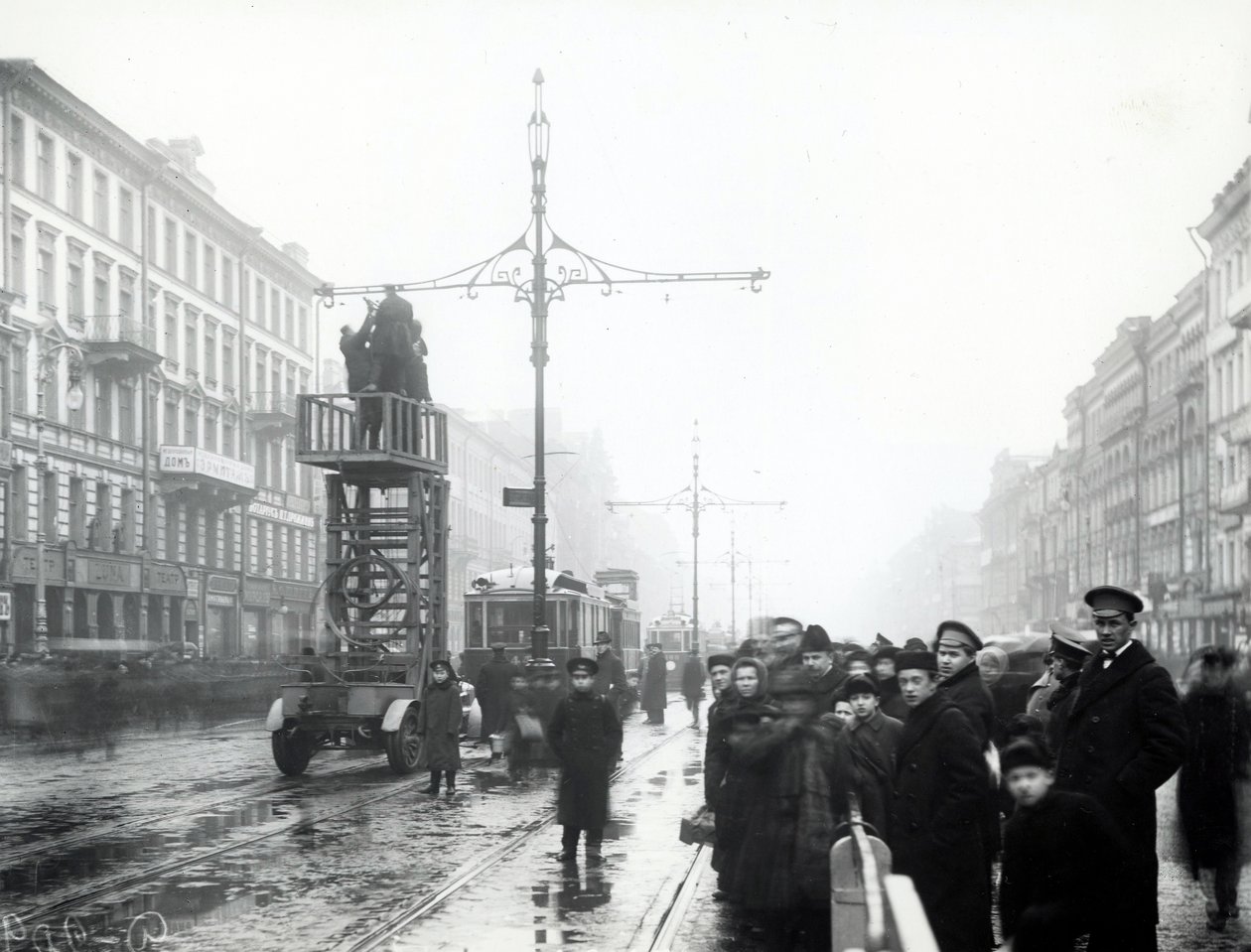 Robotnicy przy naprawach linii tramwajowych, Petersburg, ok. 1914 r. autorstwa Russian Photographer