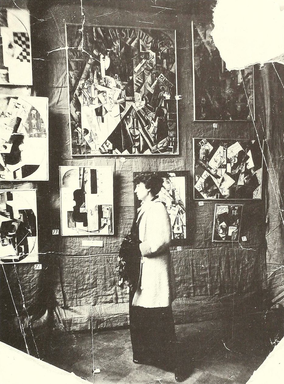 Alexandra Ekster przed obrazami Udaltsovej na wystawie The Store, Moskwa autorstwa Russian Photographer