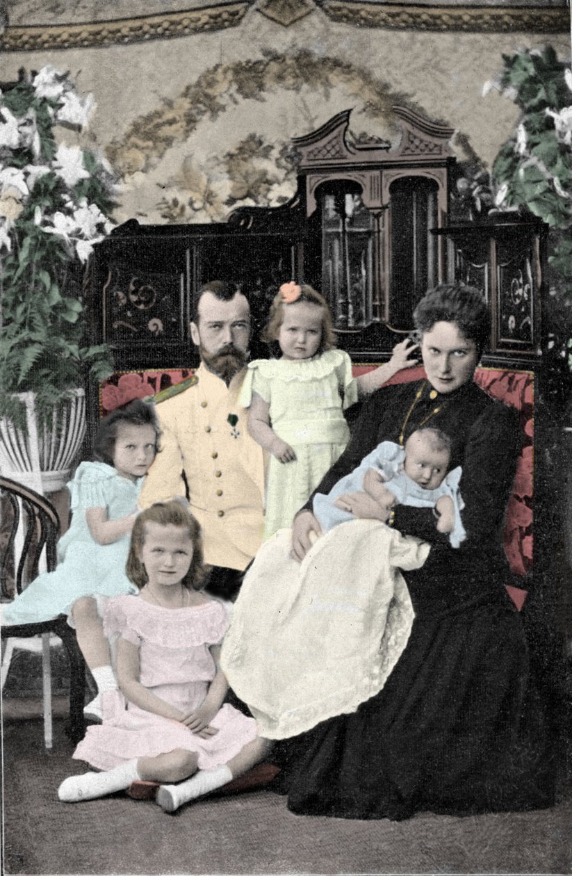 Portret rodzinny cara Mikołaja II (1868-1918) Około 1901-1902 autorstwa Russian Photographer