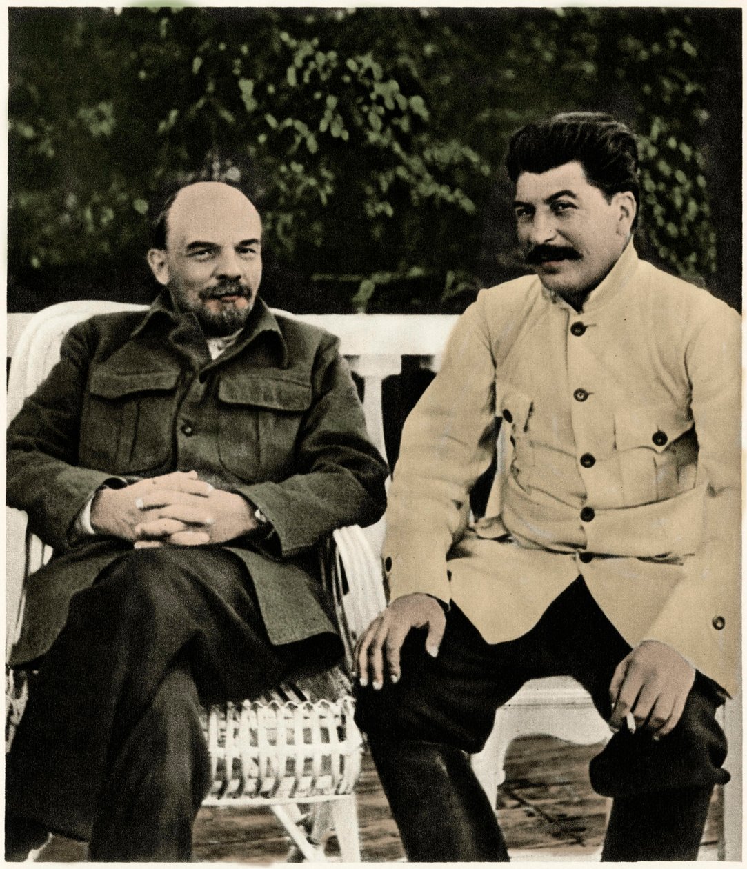 Lenin (Władimir Iljicz Uljanow) i Józef Stalin (Józef Wissarionowicz Dżugaszwili) Gorki, sierpień 1922 r. (zdjęcie) autorstwa Russian Photographer