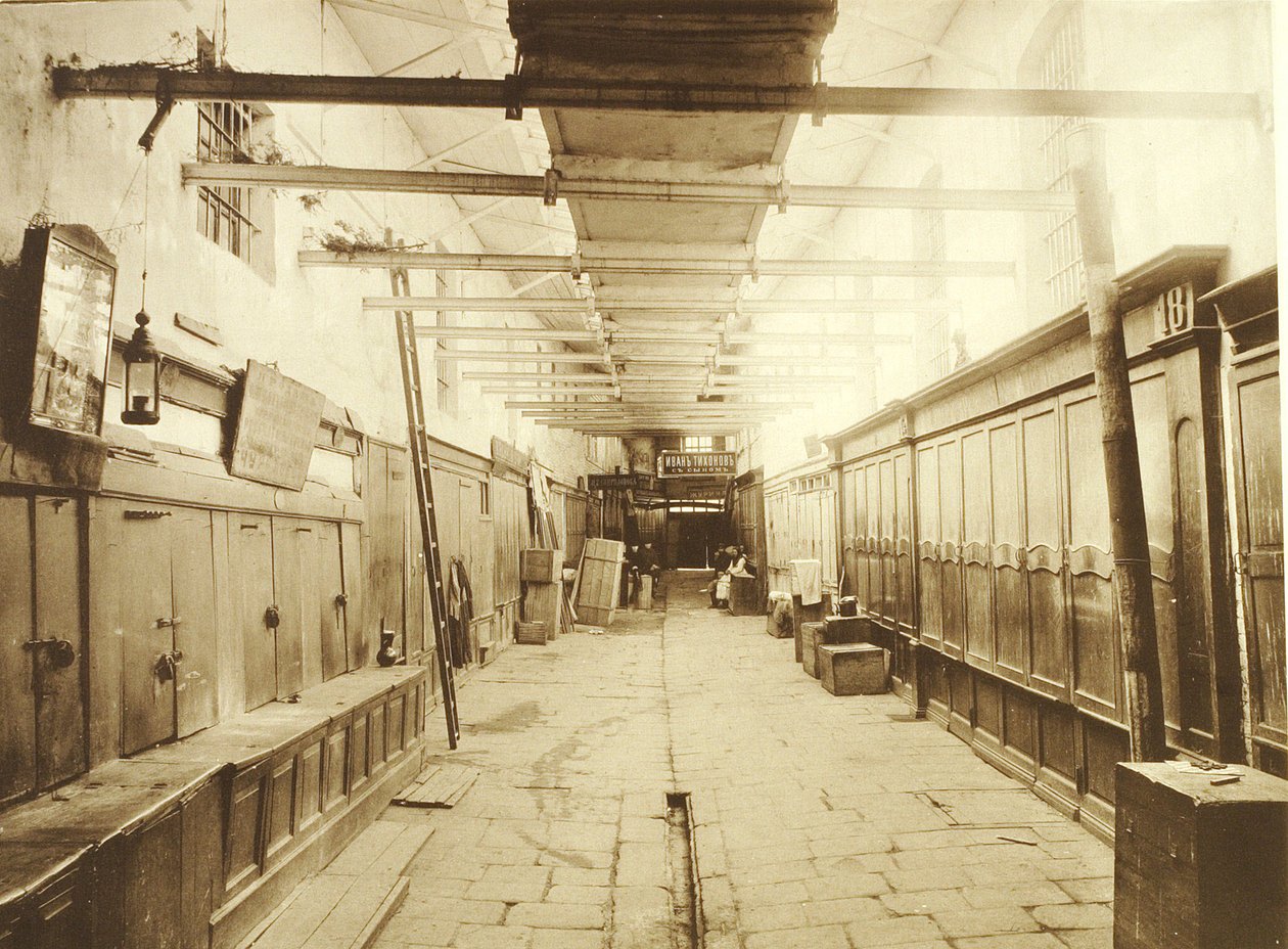 Przejdź do ikon w GUM lub Universal Main Store, centrum handlowym na Placu Czerwonym w Moskwie. Zdjęcie z 1886 r. Rosyjskie Państwowe Archiwum Filmowe i Fotograficzne, Krasnogorsk Górne rzędy handlowe na Placu Czerwonym w Moskwie. Ikony handlu. Albumina autorstwa Russian Photographer